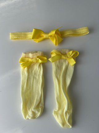 Conjunto diadema y calcetines amarillos