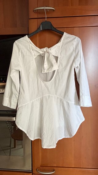 Camicia bianca con scollatura posteriore