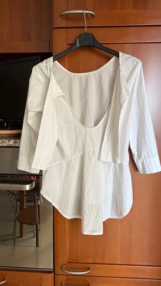 Camicia bianca con scollatura posteriore