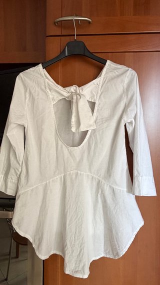 Camicia bianca con scollatura posteriore
