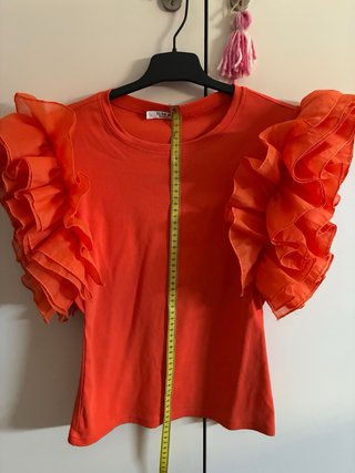 Camiseta con volantes en los hombros naranja