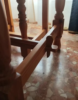 En CHIPIONA!!   Mesa comedor, lampara y cabecero.