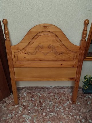 En CHIPIONA!!   Mesa comedor, lampara y cabecero.