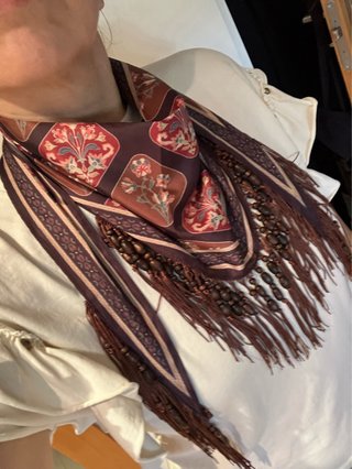 Pañuelo Zara flecos y abalorios