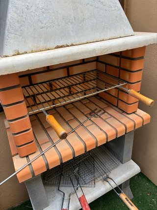 Barbacoa de obra con rejillas