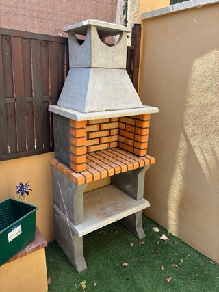 Barbacoa de obra con rejillas