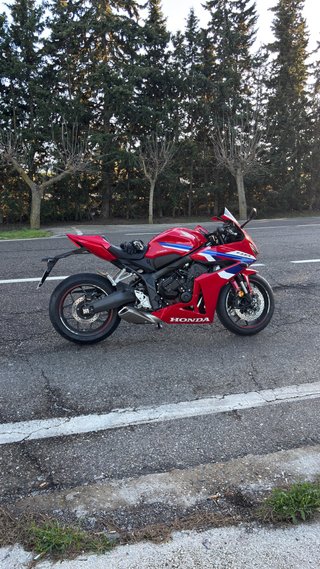 OFERTA Honda CBR650R e-clutch roja 2026 4500km