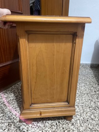 Mesita de noche de madera