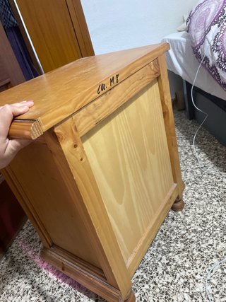 Mesita de noche de madera