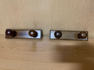 2 Perchas de madera