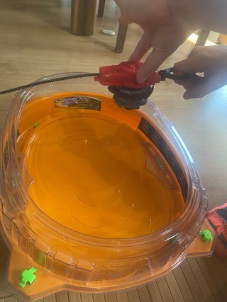 Lanzadores y Beyblades