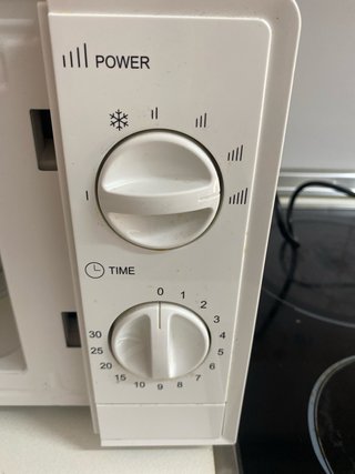 Microondas Confortec Blanco tiene 1 año y medio.