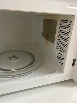 Microondas Confortec Blanco tiene 1 año y medio.
