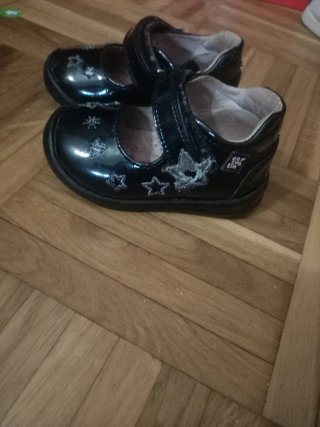 Sandalias niña negras charol estrellas