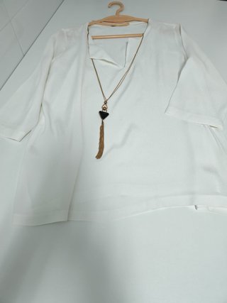 Camisa blanca vaporosa de media manga con collar