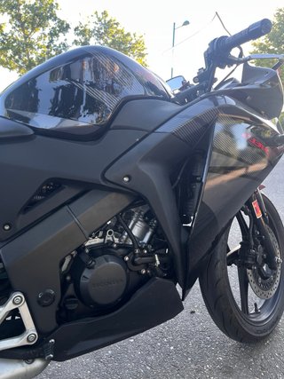 Honda CBR 125cc Negra y Roja