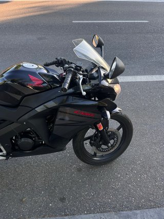 Honda CBR 125cc Negra y Roja