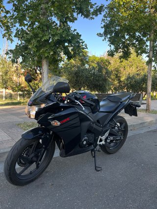 Honda CBR 125cc Negra y Roja