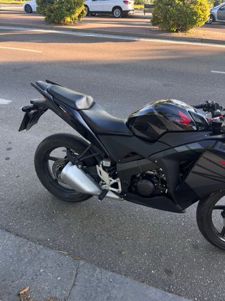 Honda CBR 125cc Negra y Roja
