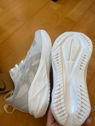 Tenis Asics Novablast 5 LE Gris/Blanco