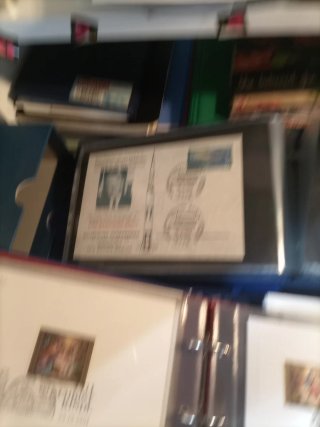 Un lotto di cinque francobolli commemorativi