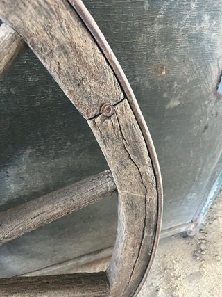 Rueda de carro antigua de madera