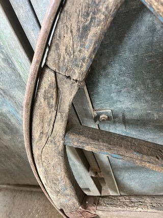 Rueda de carro antigua de madera