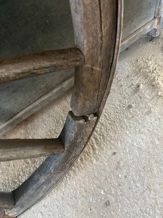Rueda de carro antigua de madera