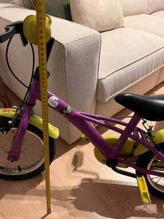 Bicicleta infantil morada y amarilla
