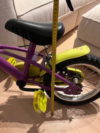 Bicicleta infantil morada y amarilla