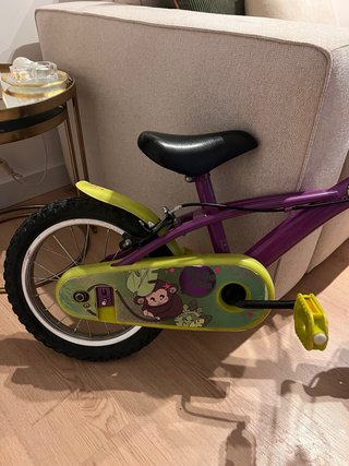 Bicicleta infantil morada y amarilla