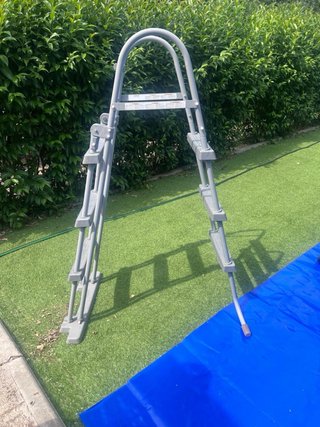 Escalera de piscina sin usar