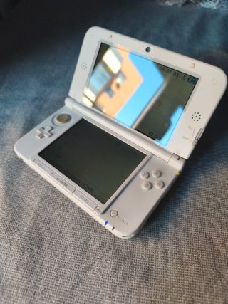 Nintendo 3DS XL Bianca con caricatore e stilo