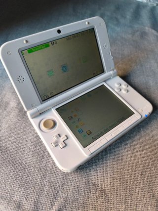 Nintendo 3DS XL Bianca con caricatore e stilo