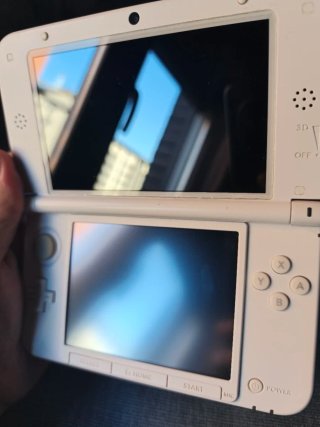 Nintendo 3DS XL Bianca con caricatore e stilo