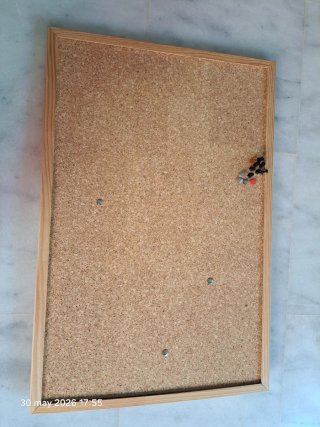 Tablero de corcho con marco de madera