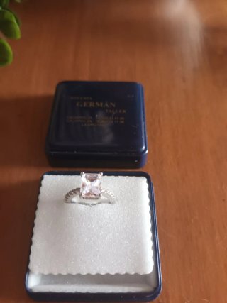 Anillo d mujer con circonitas sintéticas y acero