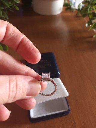 Anillo d mujer con circonitas sintéticas y acero