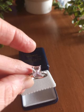 Anillo d mujer con circonitas sintéticas y acero