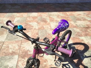 Bicicleta infantil morada con ruedines