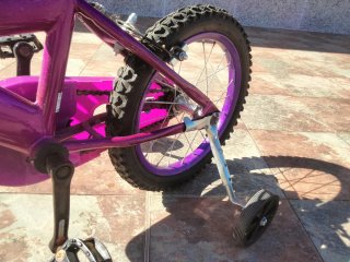 Bicicleta infantil morada con ruedines