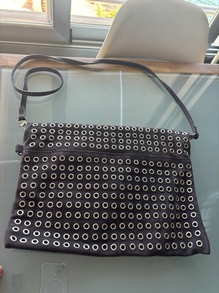Bolso Uterqüe cuero y metal