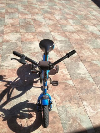 Bicicleta infantil azul con ruedines