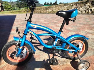 Bicicleta infantil azul con ruedines