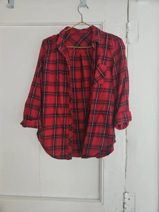 Camisa a cuadros roja y negra