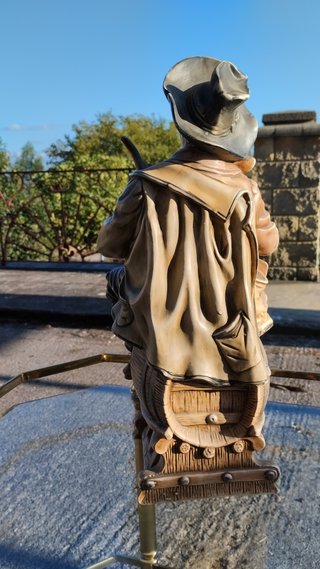 Figura cerámica hombre vintage en tonel