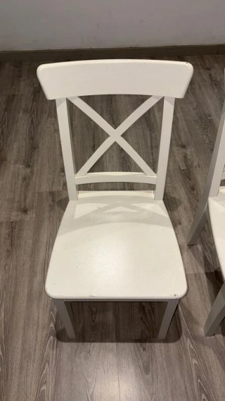 Sillas blancas de madera estilo nórdico