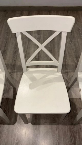 Sillas blancas de madera estilo nórdico