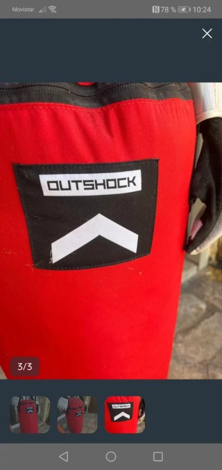 Saco de boxeo rojo con soporte pared