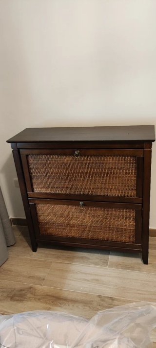 Zapatero de madera y ratán